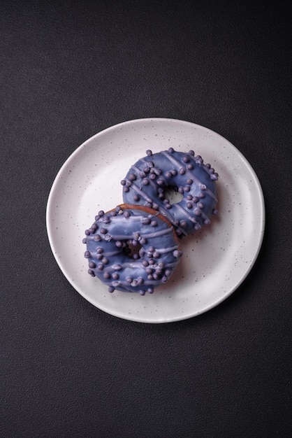 Köstlicher süßer Donut in lila Farbe in Glasur und mit lila Kugeln