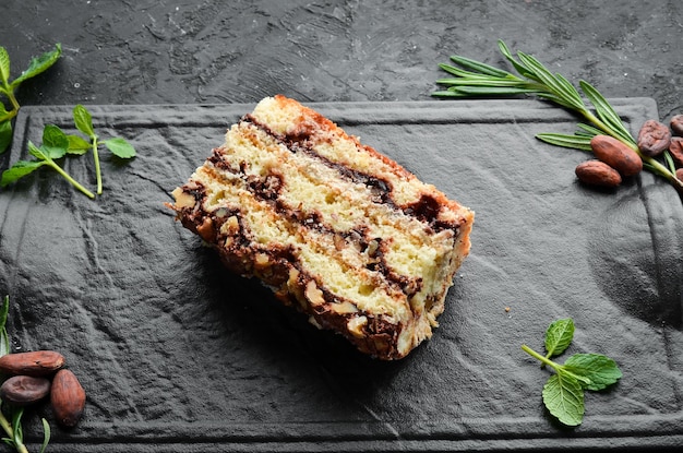 Köstlicher süßer Kuchen mit Nüssen und Schokolade Draufsicht