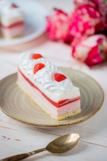 Foto köstlicher süßer kuchen nahaufnahme selektiver fokus kuchen mit weißer eiweißcreme, dekoriert mit erdbeeren erdbeerenmousse souffle