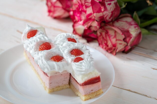 Foto köstlicher süßer kuchen nahaufnahme selektiver fokus kuchen mit weißer eiweißcreme, dekoriert mit erdbeeren erdbeerenmousse souffle