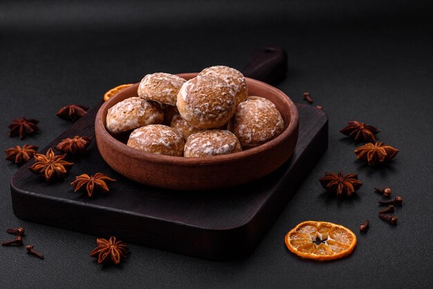 Köstlicher süßer runder Lebkuchen mit Marmelade im Inneren