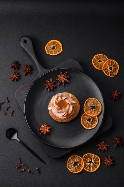 Köstlicher süßer Shu-Kuchen mit Sahne und Nüssen