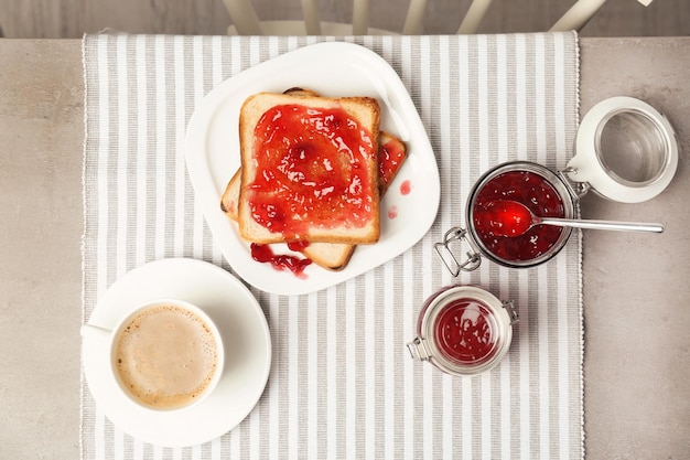 Köstlicher Toast mit süßer Marmelade wird zum Frühstück auf dem Tisch serviert