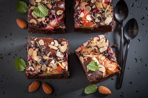 Köstlicher und frischer Brownie mit frischen Früchten und Mandeln