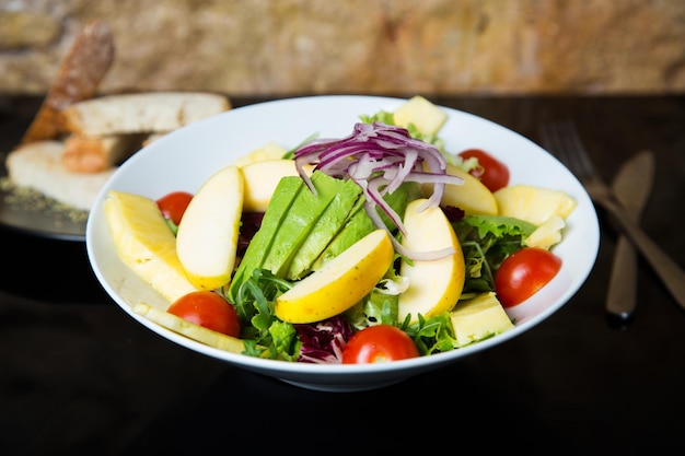 Köstlicher und gesunder Salat mit Apfel und anderem Gemüse