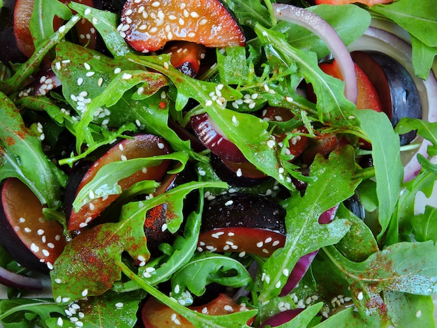 Köstlicher und gesunder Salat mit Pflaumen.