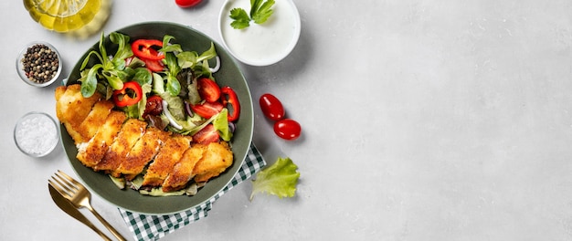 Köstlicher und knusprig panierter Kabeljau mit Salat auf einem Teller