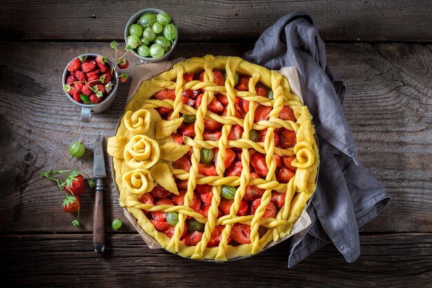 Köstlicher und knuspriger Kuchen mit Erdbeeren und Stachelbeeren