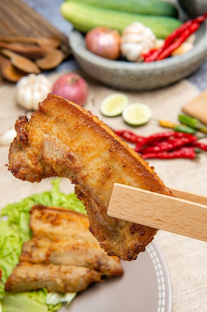 Köstlicher und knuspriger Samcan Goreng oder Fried Pork Belly aus Medan Nord-Sumatra