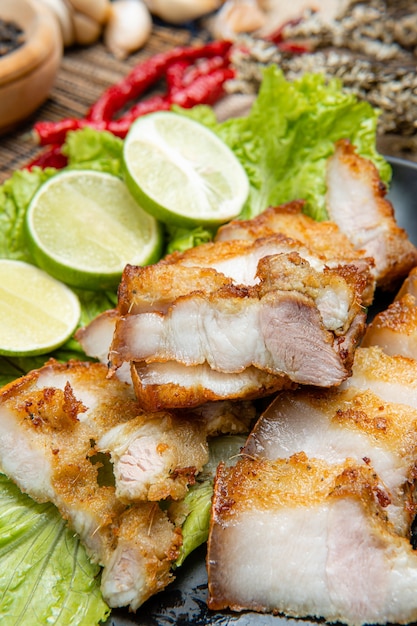 Köstlicher und knuspriger Samcan Goreng oder Fried Pork Belly aus Medan Nord-Sumatra