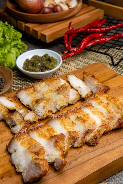 Köstlicher und knuspriger Samcan Goreng oder Fried Pork Belly aus Medan Nord-Sumatra