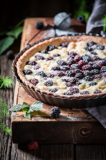 Köstlicher und süßer Brombeerkuchen mit Caster Cugar