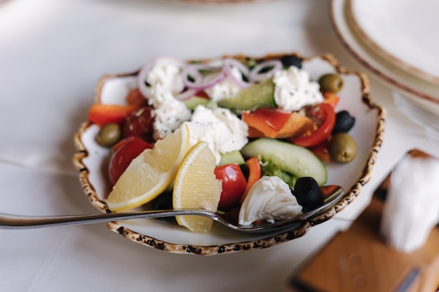 Köstlicher veganer griechischer Salat mit Cashew-Käse Tomaten Oliven Paprika Gurken Zwiebeln in einem