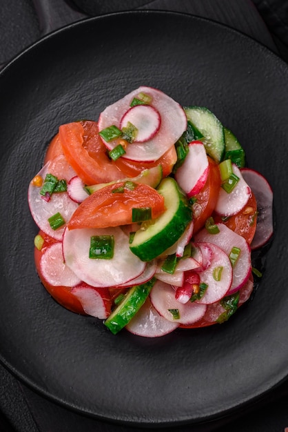 Köstlicher veganer Salat aus frischem Gemüse aus Tomaten, Gurken und Radieschen