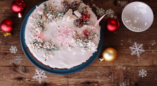 Köstlicher Weihnachtskuchen auf einem Holztisch