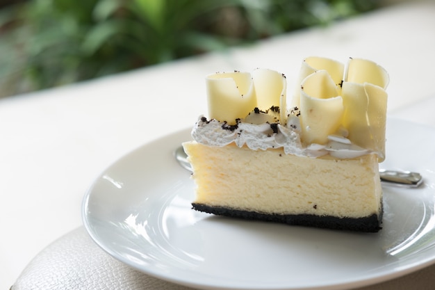 Foto köstlicher weißer schokoladenkuchen. leckeres dessert auf weißen teller. hausgemachte backwaren