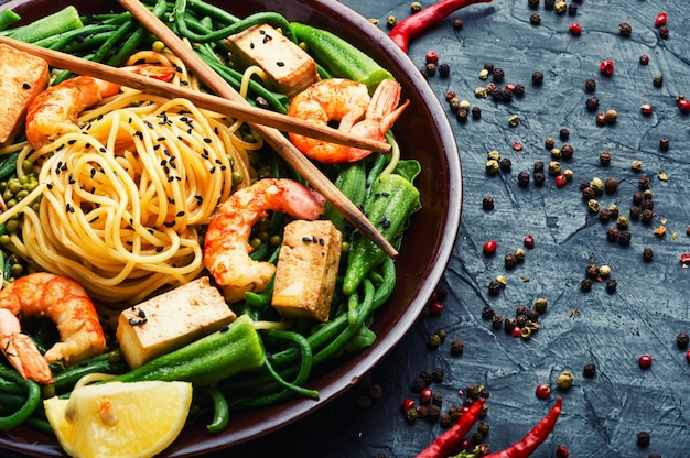 Köstlicher würziger Salat mit Garnelen und Kuherbsengarnelensalat