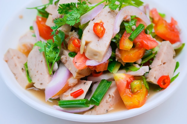 Köstlicher würziger vietnamesischer Wurstsalat mit Gemüse