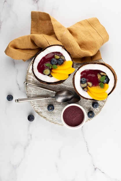 Foto köstliches açai-schüssel-arrangement mit kopienraum