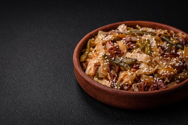Köstliches asiatisches Gericht Udon mit scharfen Paprika, grünen Bohnen, Gewürzen und Kräutern