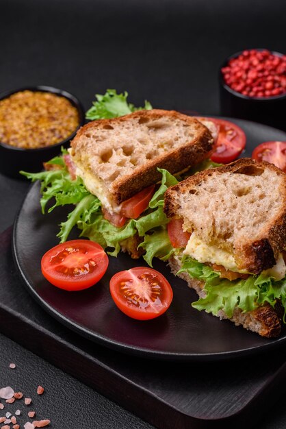 Köstliches Caprese-Sandwich mit gegrilltem Toast-Mozzarella-Salat und Tomaten