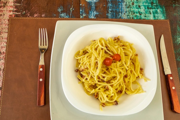 Köstliches Carbonara-Spaghetti-Gericht auf Holztisch