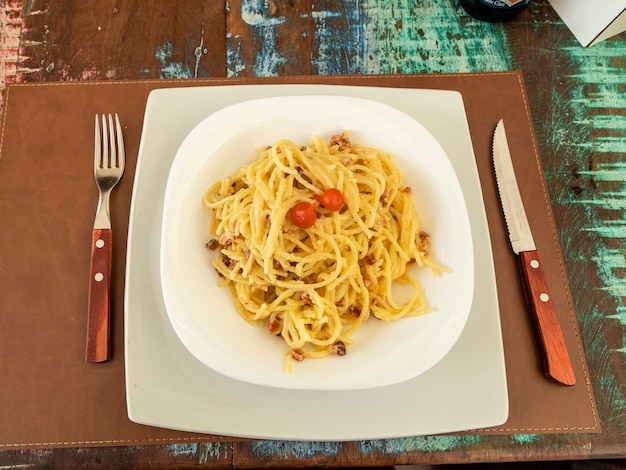 Köstliches Carbonara-Spaghetti-Gericht auf Holztisch