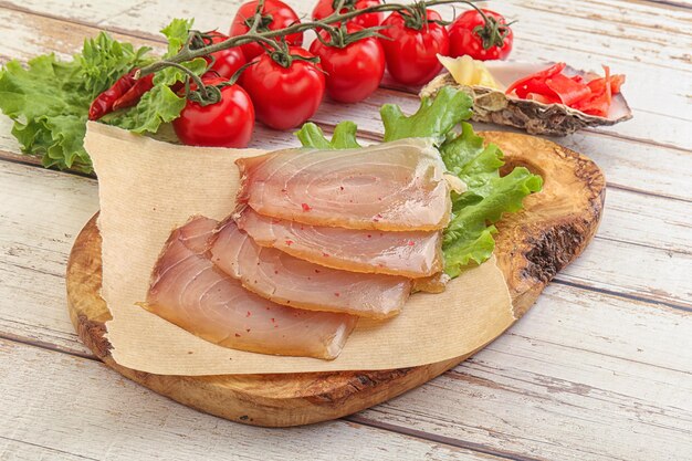 Foto köstliches carpaccio aus gesalzenem marlin-fisch in scheiben geschnitten