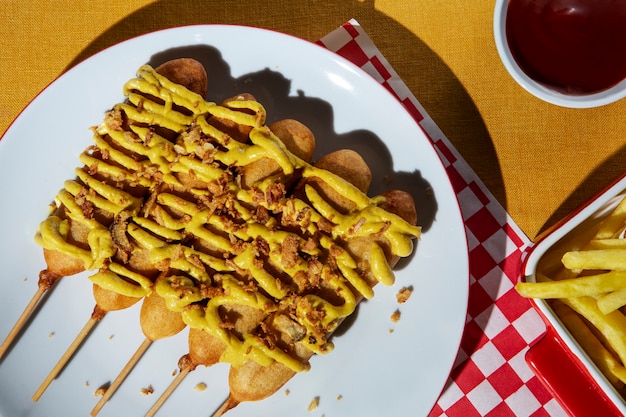 Foto köstliches corndogs-arrangement auf dem teller