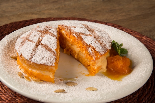 Köstliches Dessert des nackten Kürbiskuchens auf dem Teller.