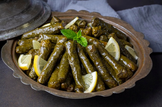 Köstliches Dolma Sarma gefüllte Weinblätter Reis weiße Joghurtsauce Libanesisches Dolma Sarma auf dem Teller Libanon türkisch griechische nahöstliche Küche türkischer Name Yaprak sarma