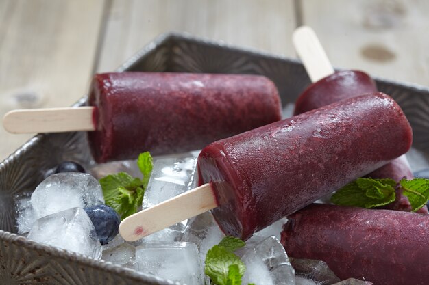 Köstliches Eis am Stiel mit Blaubeersorbet-Eis mit Beeren