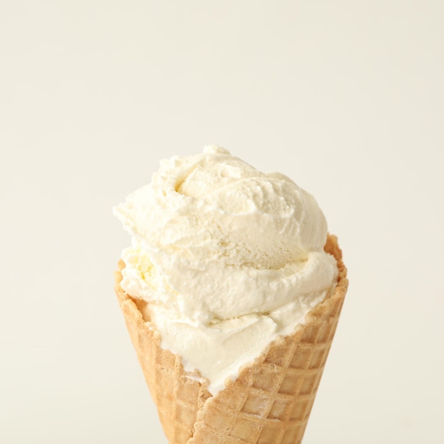 Köstliches Eis in Waffelkegel auf weißem Hintergrund Nahaufnahme