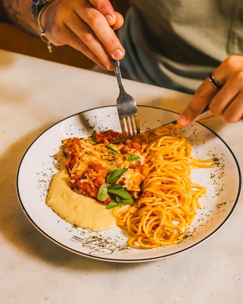 Foto köstliches essen, gourmet-restaurant, frische speisen zum mittag- und abendessen