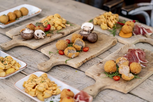 Köstliches Essen serviert auf Holzbrettern in einem Restaurant