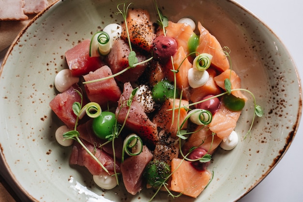 Foto köstliches fischcarpaccio sortierte draufsicht