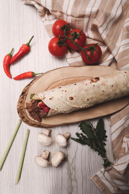 köstliches fleisch durum türkische kebap sandwich wrap