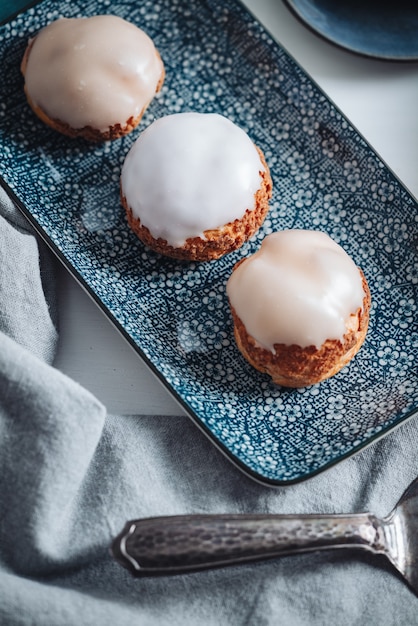 Köstliches französisches Choux Craquelin-Gebäck, gefüllt mit Sahne