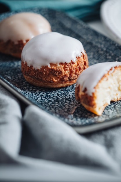 Foto köstliches französisches choux craquelin-gebäck, gefüllt mit sahne