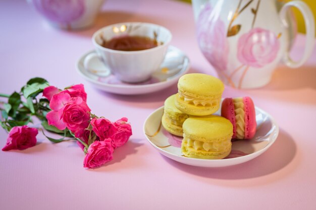 Foto köstliches französisches makaron-dessert closeup farbenfrohe makronen blumen und tee hell