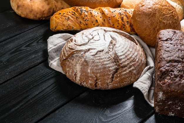 Köstliches frisch gebackenes Brot auf Holztisch