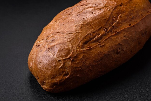 Köstliches, frisches, knuspriges Weißbrot mit Körnern und Samen