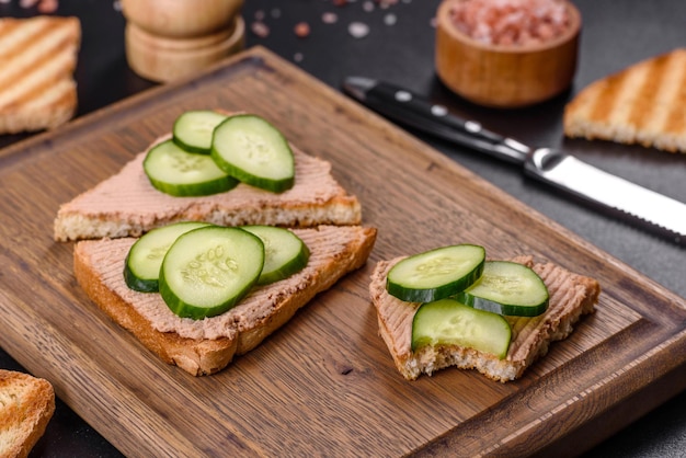 Köstliches frisches Sandwich mit Hühnerleberpastete mit knuspriger Toastbutter und Gurke