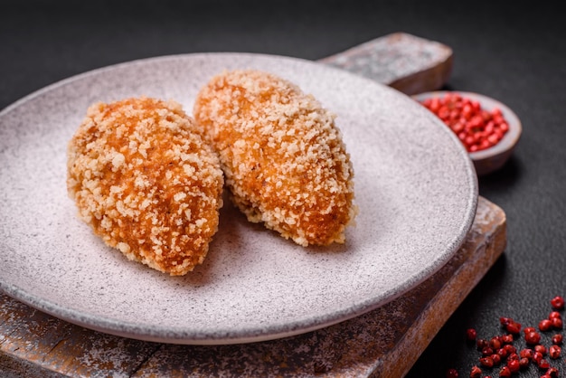 Köstliches frisches Schnitzel oder Fleischbällchen nach Kiewer Art mit Füllung