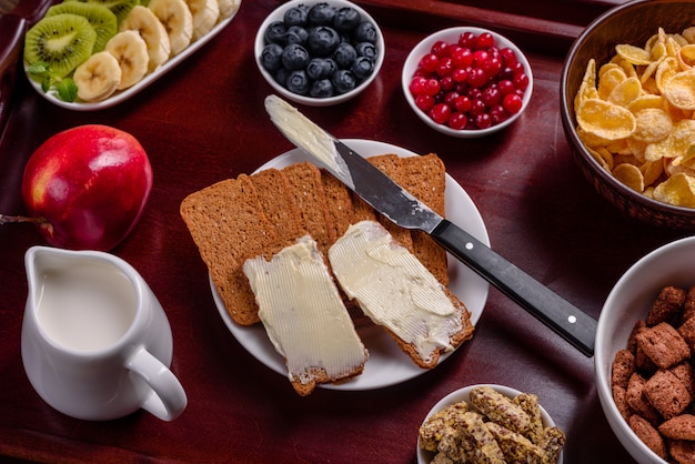 Köstliches Frühstück mit frischen Hörnchen und reifen Beeren auf einem schönen Holztisch