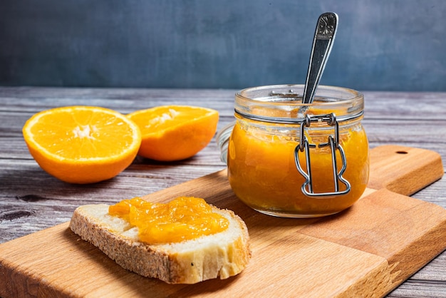 Köstliches Frühstück mit hausgemachter Orangenmarmelade Hausgemachte Orangenmarmalade in Glaskrug Scheibe von