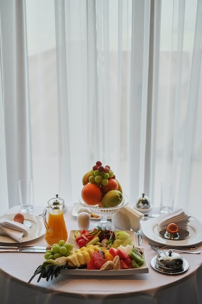 Köstliches Frühstück serviert für zwei Personen im Hotel einen weißen Hintergrund.