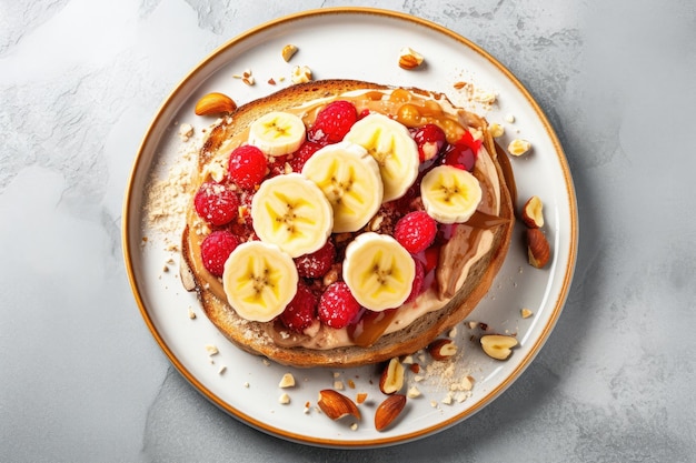 Köstliches Frühstückssandwich mit Erdnussbutterbanane und Himbeere auf einer Tischplatte aus Stein