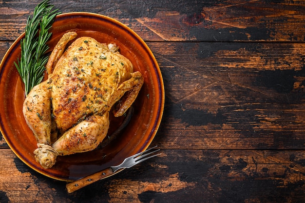 Köstliches gebackenes Huhn auf Holztisch