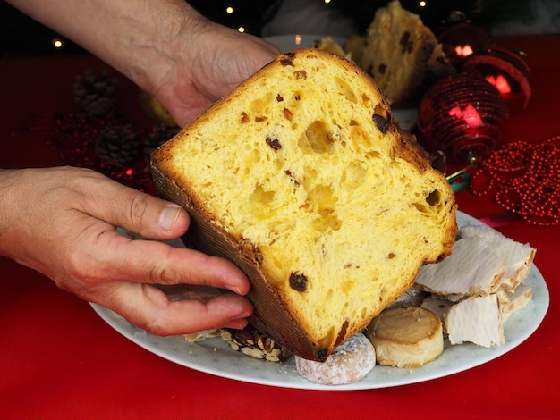 Köstliches Gebäck mit Rosinen und kandierten Früchten, ein traditioneller Weihnachtskuchen-Panettone